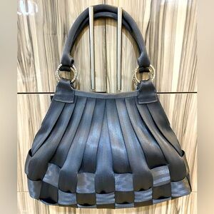 Harvey Stella seatbelt shoulder bag